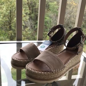 Universal Thread sandals. Never worn. NWT